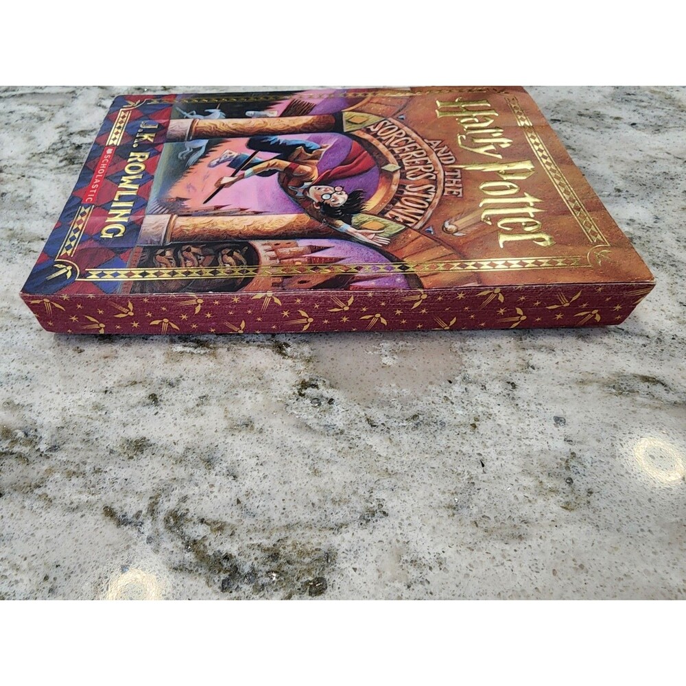 Harry Potter and the Sorcerer's Stone (Stenciled Edges) (Harry Potter, Book ... - Picture 5 of 5